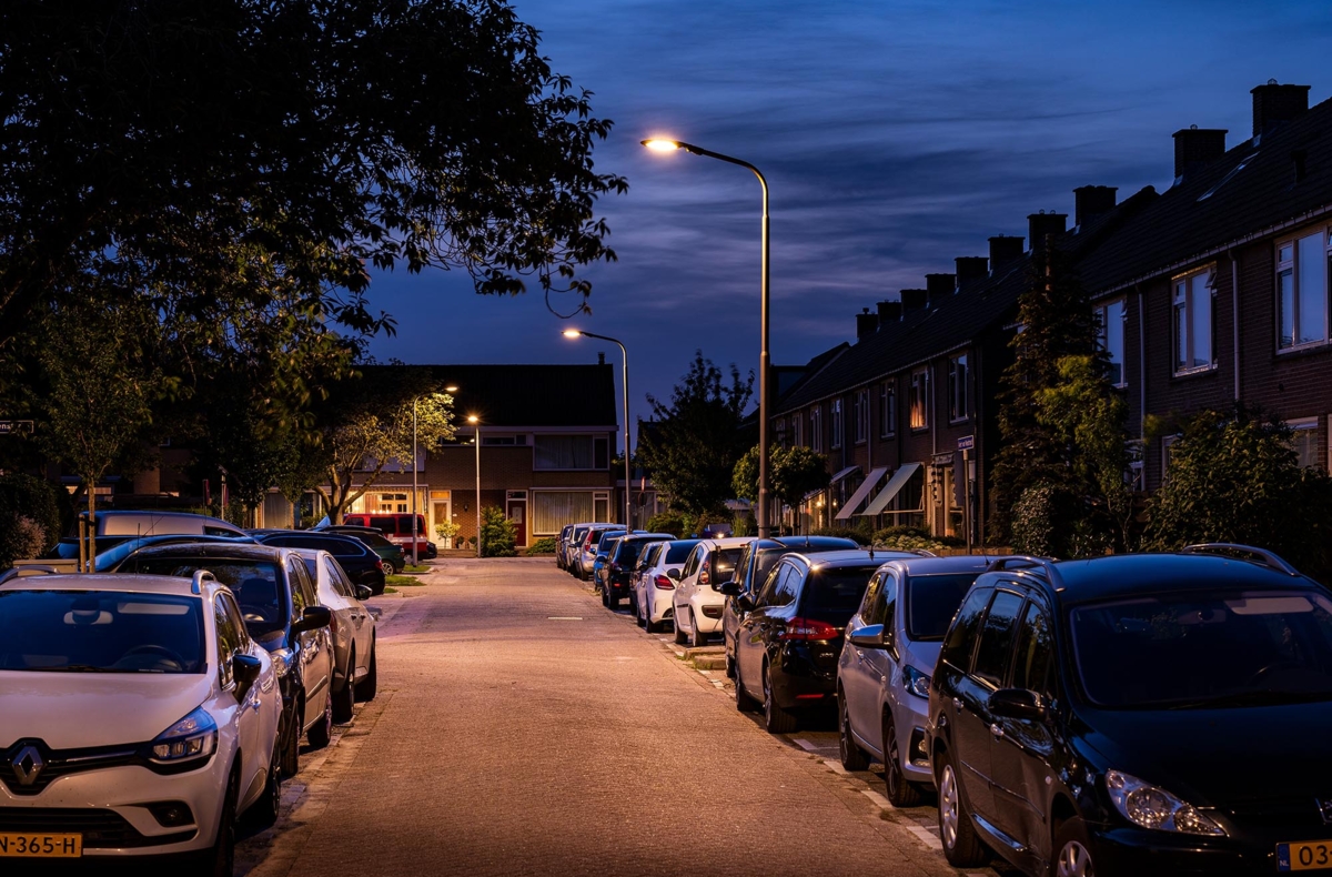 Lightronics Prunus E4 armaturen langs een straat in een woonwijk in Oud Beijerland