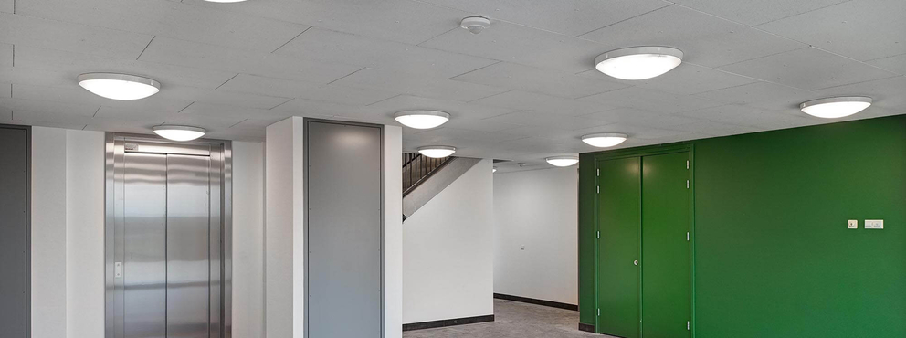 Lightronics armatuur DOTT XL in een hal van een appartementencomplex